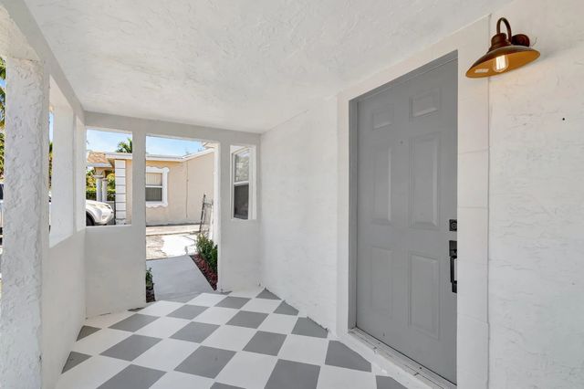 2 of 21 - 950 29th Street, West Palm Beach, FL