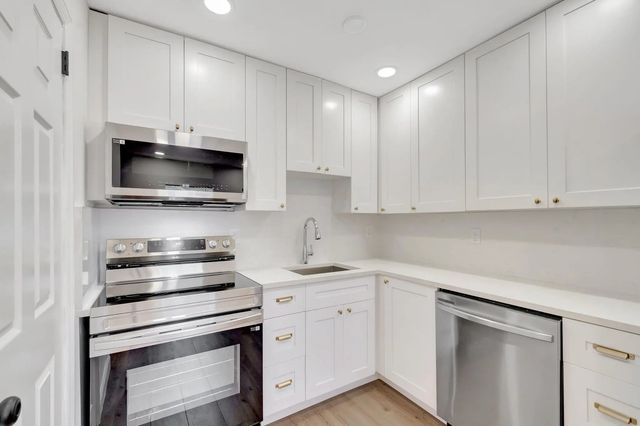 4 of 21 - 950 29th Street, West Palm Beach, FL