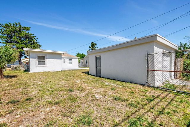 5 of 21 - 950 29th Street, West Palm Beach, FL