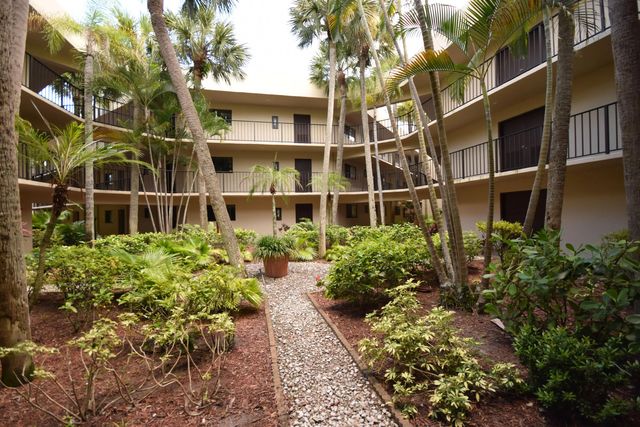 5220 Las Verdes Circle #220, Delray Beach