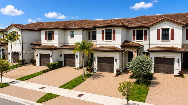 4 of 26 - 10934 W 33rd Way, Hialeah, FL