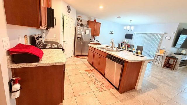 4 of 40 - 322 Sw Molloy Street, Port St. Lucie, FL