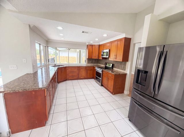 2 of 27 - 711 Se Celtic Avenue, Port St. Lucie, FL