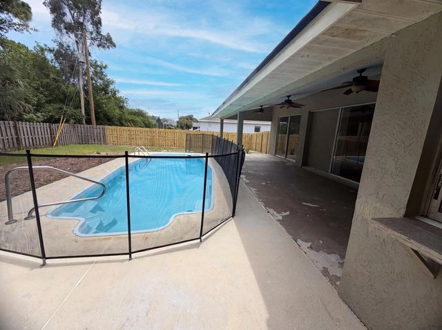 5 of 27 - 711 Se Celtic Avenue, Port St. Lucie, FL