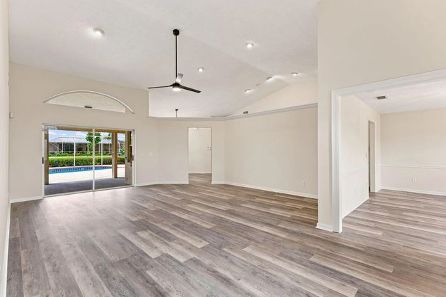 4 of 28 - 165 Sw Hawthorne Circle, Port St. Lucie, FL