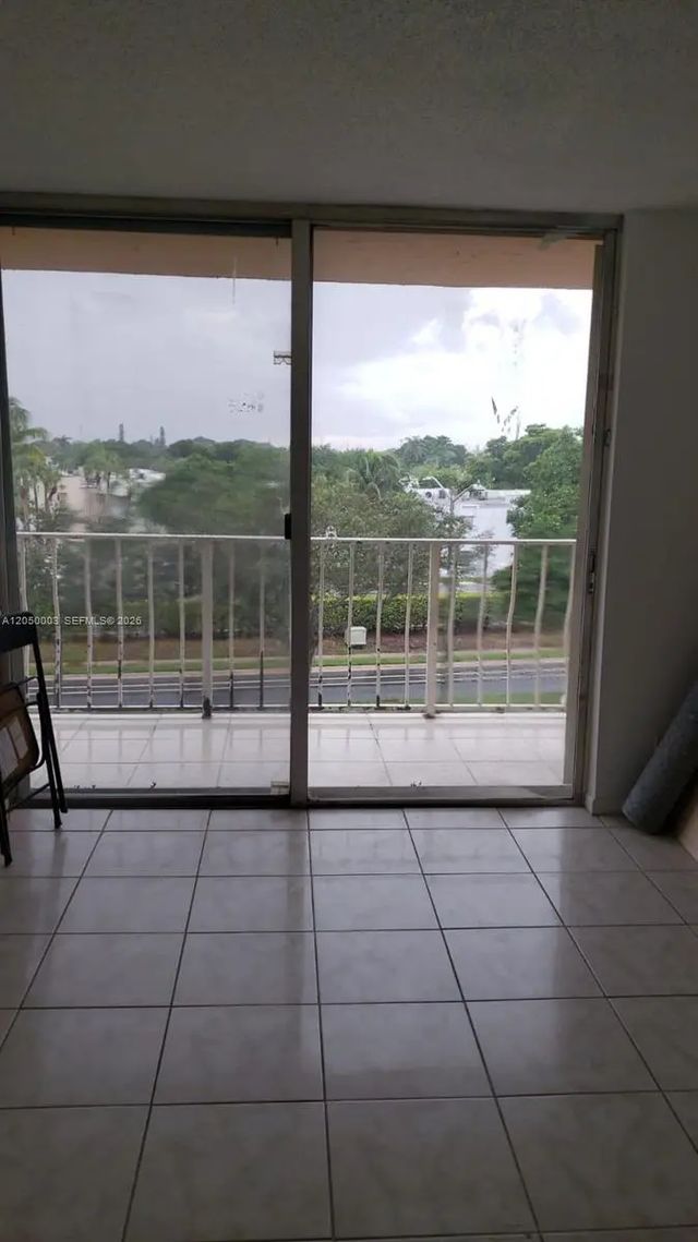 4 of 22 - 500 Executive Center Drive #4e, West Palm Beach, FL