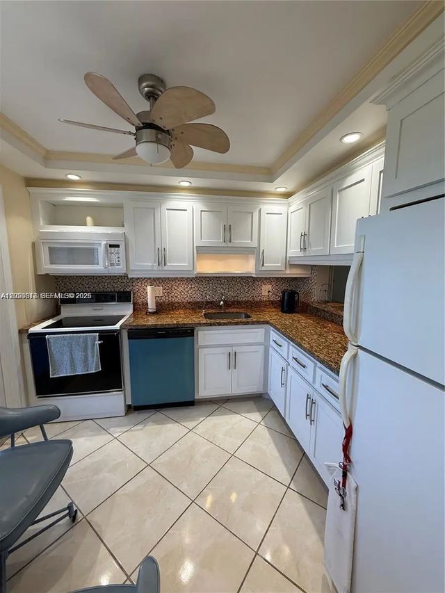 3 of 21 - 4800 Hillcrest Lane #511, Hollywood, FL