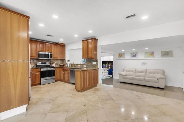 4 of 54 - 2424 Ne 18th Avenue, Wilton Manors, FL
