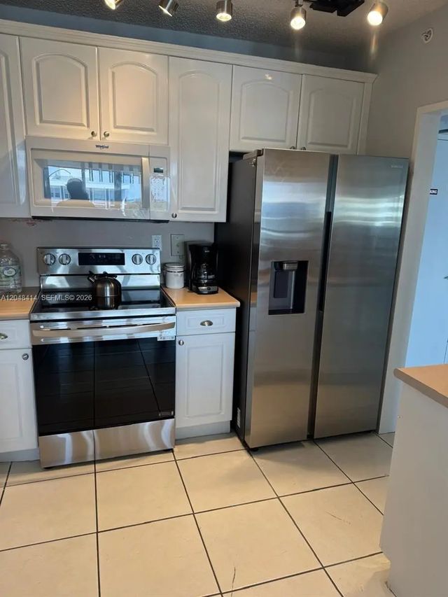 3 of 31 - 5601 Collins Avenue #823, Miami Beach, FL