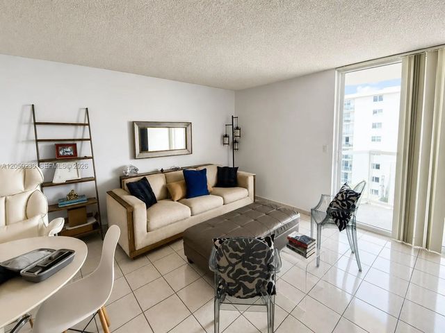 4 of 12 - 2401 Collins Avenue #1612, Miami Beach, FL