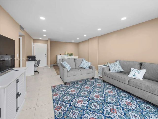 4 of 22 - 322 Se Buchanan Street #703, Hollywood, FL