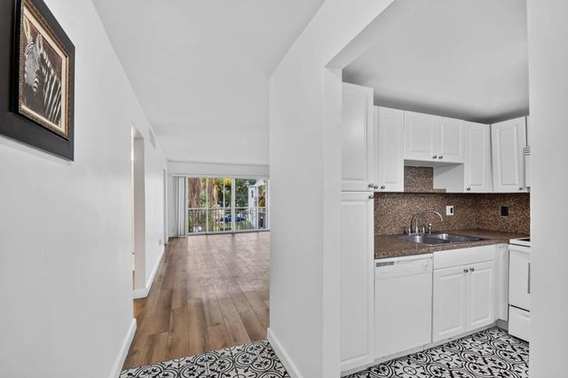 3 of 28 - 1505 Crescent Circle #b24, Lake Park, FL