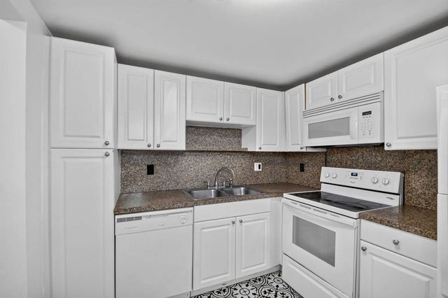4 of 28 - 1505 Crescent Circle #b24, Lake Park, FL