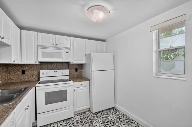 5 of 28 - 1505 Crescent Circle #b24, Lake Park, FL