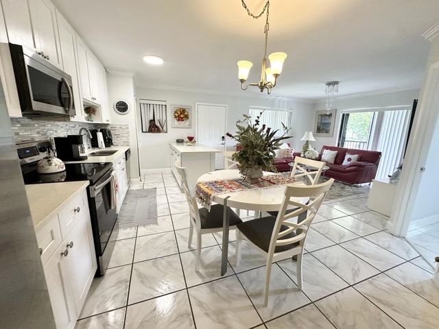 5 of 27 - 588 Trace Circle #211, Deerfield Beach, FL
