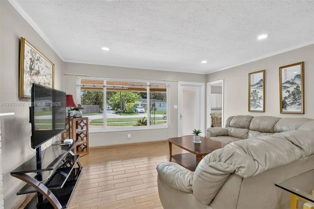 5 of 39 - 206 N 32nd Avenue, Hollywood, FL