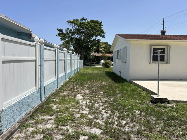 4 of 17 - 816 24th Avenue N, Lake Worth Beach, FL