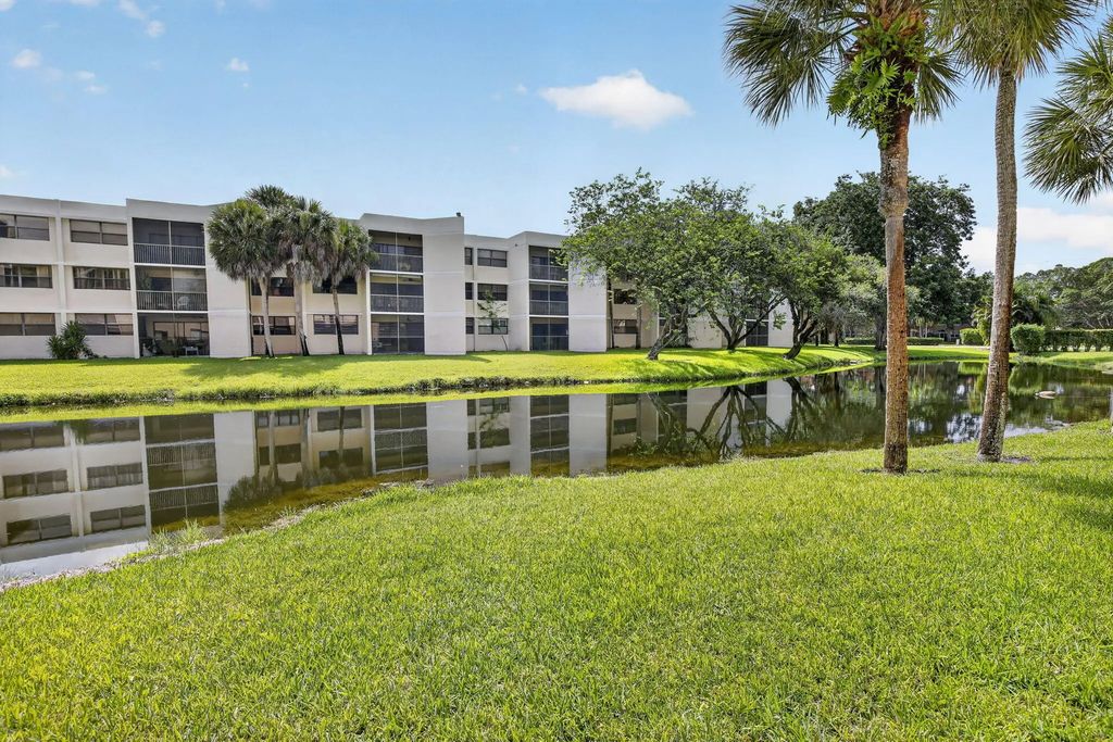 410 Lakeview Drive #103, Weston