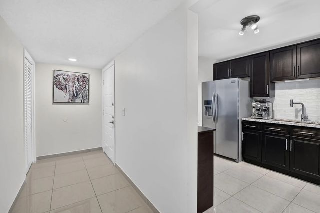 4 of 35 - 410 Lakeview Drive #103, Weston, FL