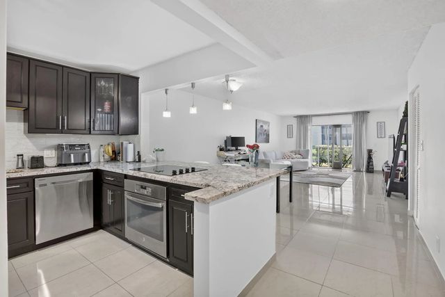 5 of 35 - 410 Lakeview Drive #103, Weston, FL