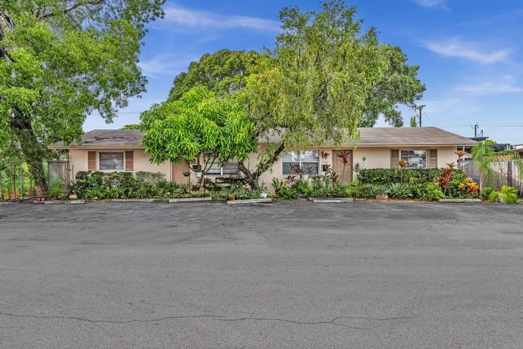 560-564 Ne 35th Street, Oakland Park