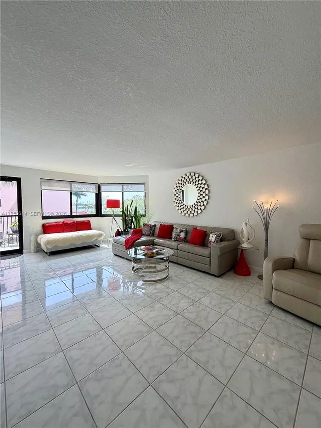 20850 San Simeon Way #302-5, Miami