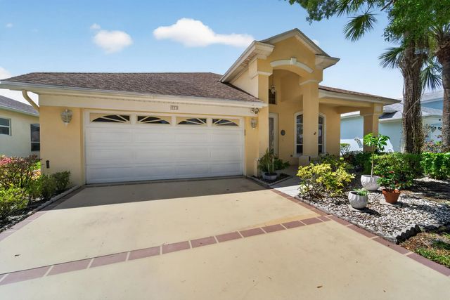 562 Nw Lambrusco Drive, Port St. Lucie