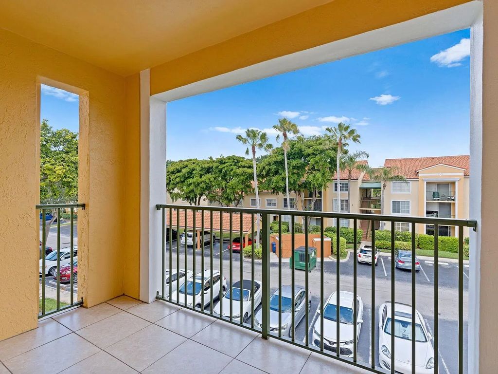 135 Yacht Club Way #305, Hypoluxo