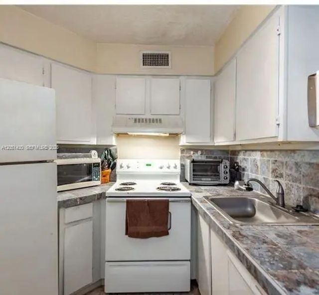 4 of 31 - 212 Lake Pointe Drive #112, Oakland Park, FL