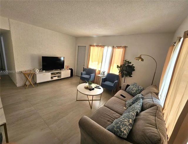 5 of 40 - 9415 Sw 38th Street, Miami, FL