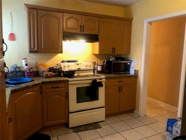 1011 Nw 183rd Drive, Miami Gardens