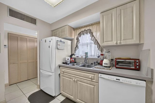 5 of 20 - 12022 W Greenway Drive #201, Royal Palm Beach, FL