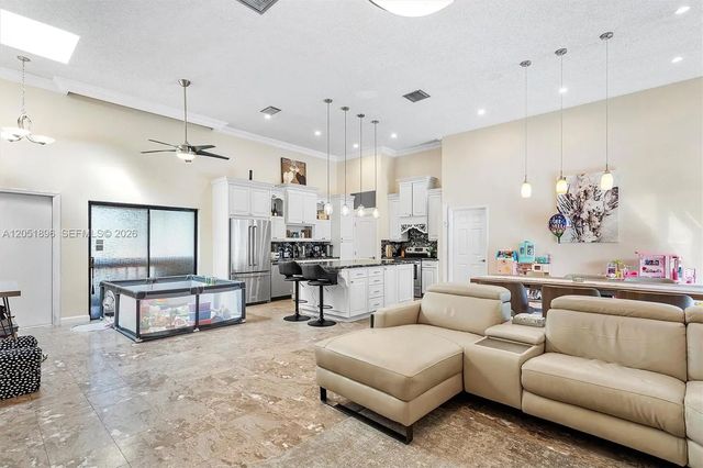 3 of 30 - 2707 S Parkview Drive, Hallandale Beach, FL