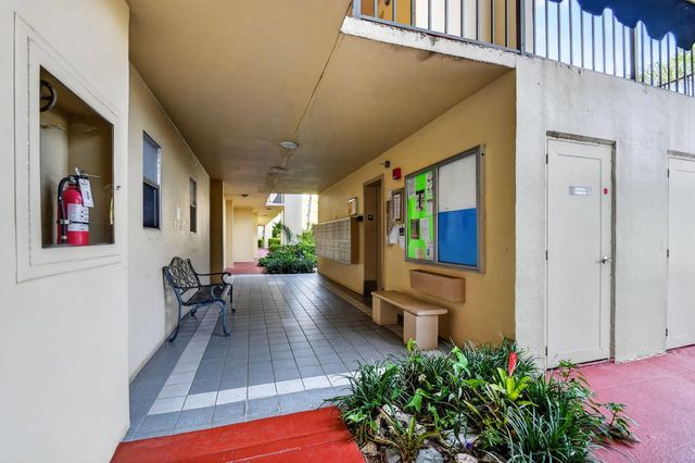 3 of 56 - 3590 Via Poinciana #311, Lake Worth, FL