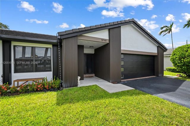 4 of 39 - 5741 W Waterford Drive, Davie, FL