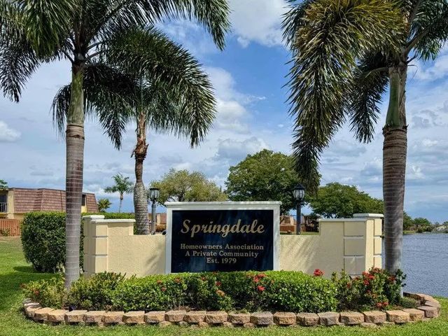 4 of 37 - 22 Springdale Circle, Palm Springs, FL