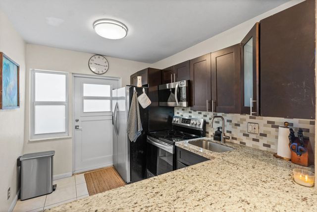 5 of 40 - 2223 Park Lane #210, Hollywood, FL