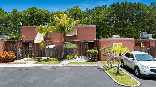 1517 Fairway Road, Pembroke Pines