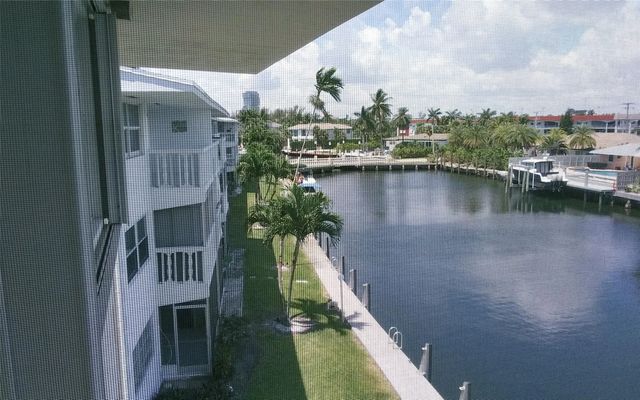 460 Paradise Isle Boulevard #301, Hallandale Beach