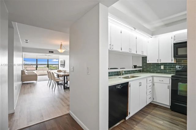 3 of 27 - 3516 Whitehall Drive #301, West Palm Beach, FL