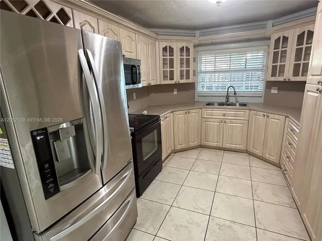 5 of 15 - 17527 Nw 62nd Place N, Hialeah, FL