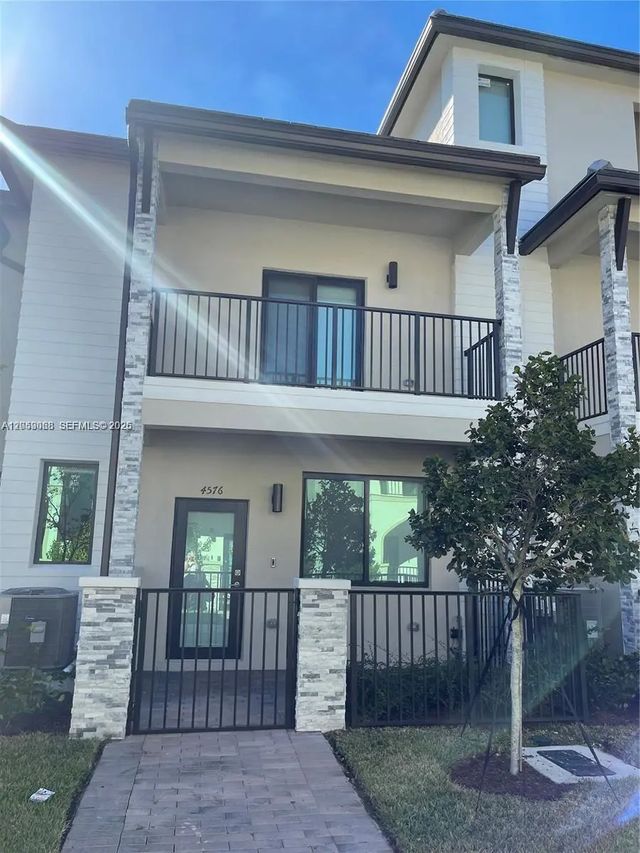 2 of 16 - 4576 Nw 83rd Path, Doral, FL