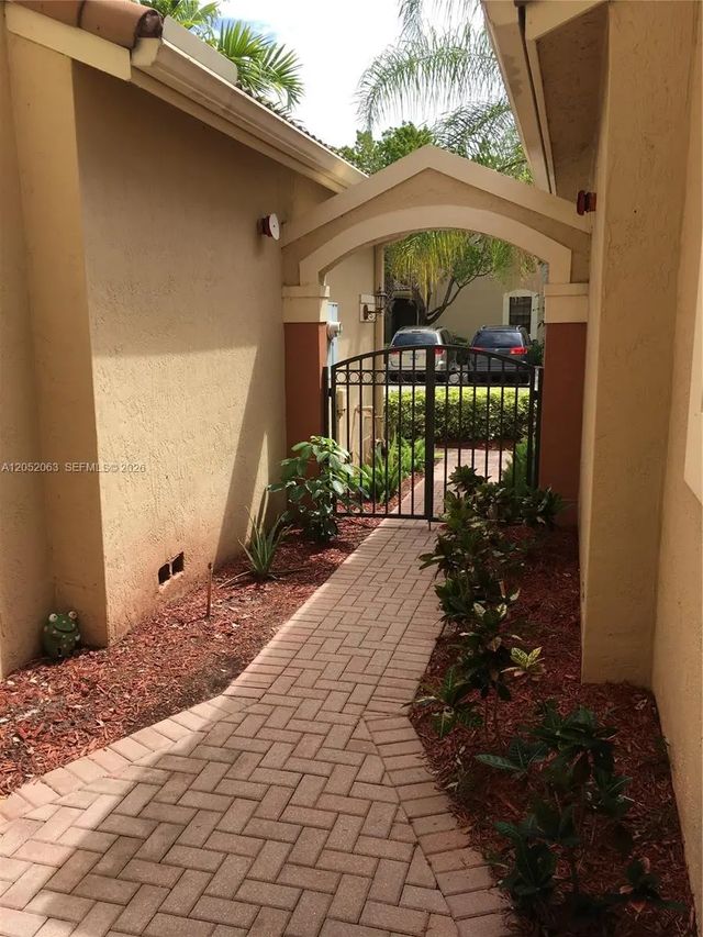 2 of 14 - 4258 Vineyard Circle, Weston, FL