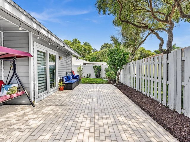 8 Hawthorne Lane, Boynton Beach