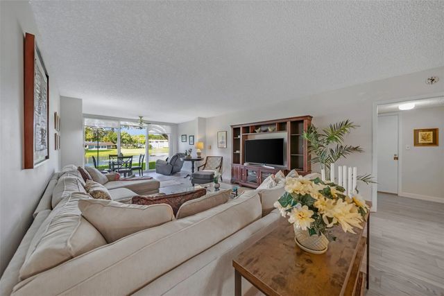 5 of 34 - 3611 Oaks Clubhouse Drive #104, Pompano Beach, FL
