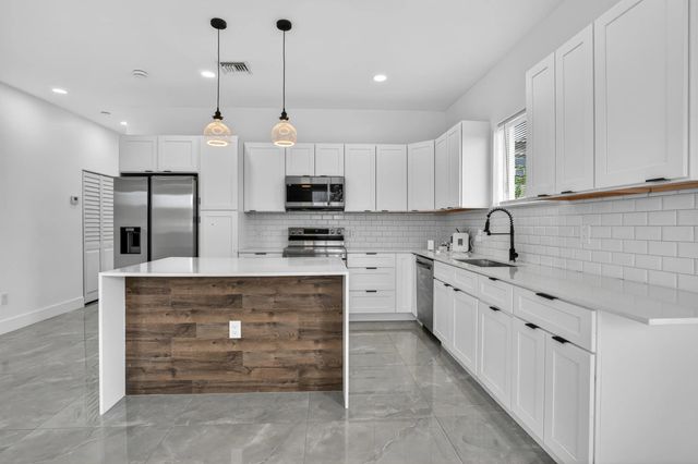 5 of 35 - 655 Nw 24th Avenue, Fort Lauderdale, FL