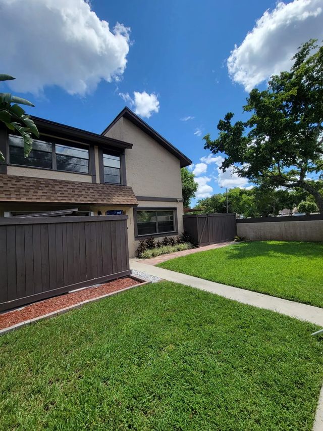 1701 Bayberry Drive #1701, Hollywood