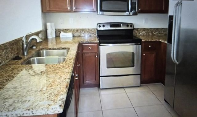 2 of 9 - 3255 Nw 31st Terrace, Oakland Park, FL