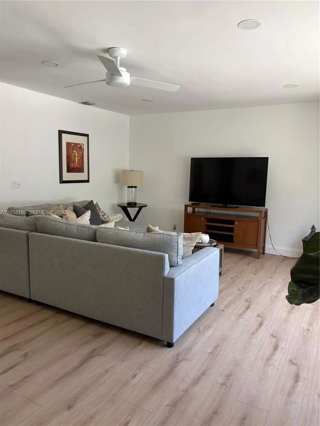 5 of 27 - 3397 Ne 20th Avenue, Oakland Park, FL