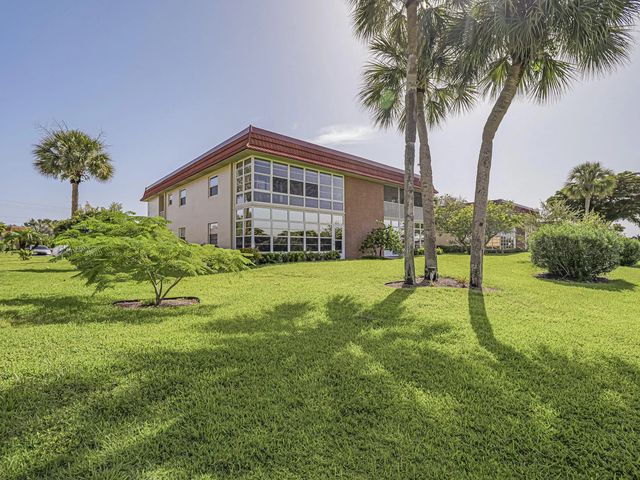 106 Spring Lake Court #201, Vero Beach